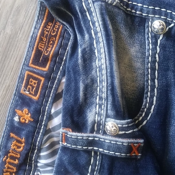 ROCK REVIVAL CROP JEANS - Picture 4 of 8